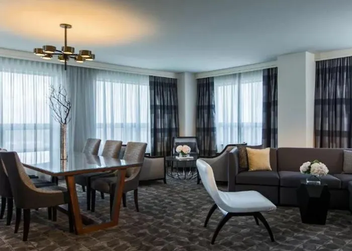 Hotel Renaissance Chicago O'hare 4*
