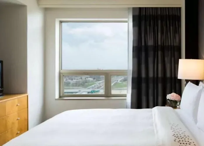 Hotel Renaissance Chicago O'hare 4*